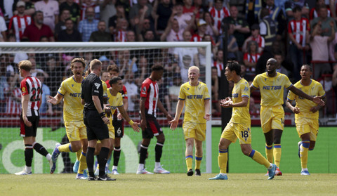 Pemain Crystal Palace Daichi Kamada bereaksi terhadap wasit Samuel Barrott setelah ia menganulir gol yang dicetak oleh Eberechi pada pertandingan Brentford v Crystal Palace di Stadion GTech Community, London, Inggris, Minggu (18/8/2024). Foto: Paul Childs/REUTERS