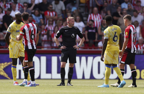 Wasit Samuel Barrott menunggu pemeriksaan VAR setelah ia menganulir gol yang dicetak oleh Eberechi Eze dari Crystal Palace pada pertandingan Brentford v Crystal Palace di Stadion GTech Community, London, Inggris, Minggu (18/8/2024). Foto: Paul Childs/REUTERS