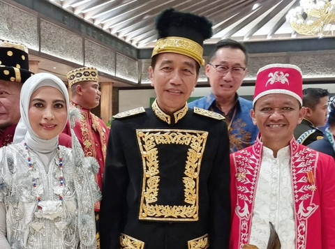 Bahlil Lahadalia bersama istrinya dan Presiden Jokowi pada 17 Agustus 2024 di IKN Foto: Facebook/@BahlilLahadaliaOfficial