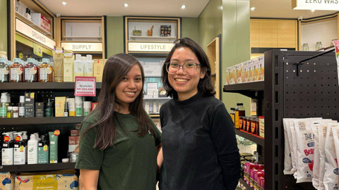 Staff Peppermint Natural & Organics, Agitha dan Nofita. Foto: Muhammad Hafiq/Pandangan Jogja