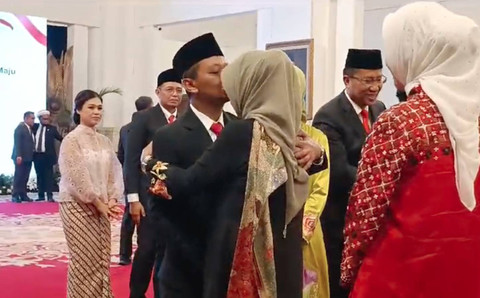 Momen Bahlil mencium kening ke ibunya. Dok: Zam/kumparan