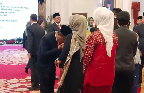 Momen Bahlil sungkem ke ibunya. Dok: Zam/kumparan