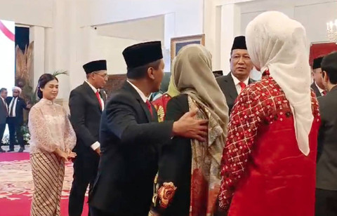 Momen Bahlil mengenalkan ibunya ke Supratman Andi Agtas. Dok: Zam/kumparan