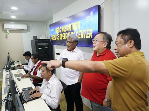 Komisaris Utama Telkom Bambang P. Brodjonegoro (tengah) didampingi Direktur Utama Telkom Ririek Adriansyah (kanan) dan Direktur Network & IT Solution Telkom Herlan Wijanarko (kiri) saat meninjau Nusantara Service Operation Center (NSOC) TelkomGroup guna memonitor kesiapan infrastruktur & layanan telekomunikasi dalam mendukung kesiapan gelaran upacara HUT ke-79 RI di IKN, Jumat (16/8/2024). Foto: Dok. Telkom