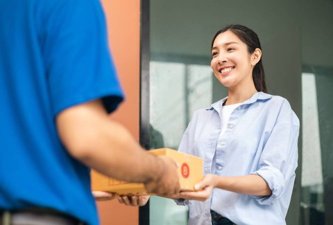 Ilustrasi menerima paket Foto: Shutterstock