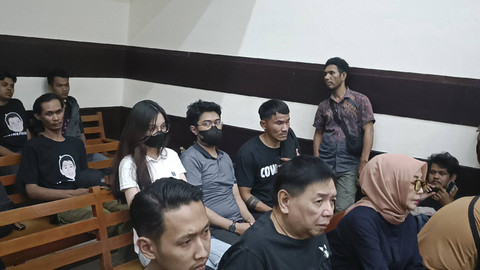 Angger Dimas dan ayahnya, Agus Rianto, dalam lanjutan sidang kasus kematian Dante, Pengadilan Negeri Jakarta Timur, Senin (19/8/2024). Foto: Giovanni/kumparan