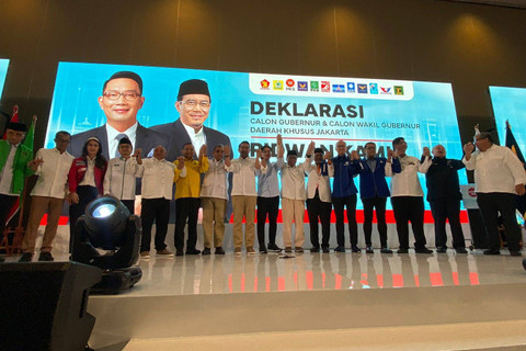 Deklarasi dan penandatangan surat oleh ke-12 sekjen partai politik pengusung Ridwan Kamil dan Suswono di Pilgub DKI Jakarta 2024, Senin (19/8/2024). Foto: Abid Raihan/kumparan