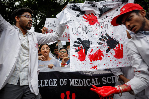 Para dokter meneriakkan slogan-slogan saat protes menuntut keadilan menyusul pemerkosaan dan pembunuhan seorang dokter di sebuah rumah sakit di Kolkata, New Delhi, India, Senin (19/8/2024). Foto: Adnan Abidi/ REUTERS