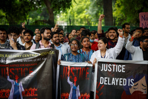 Para dokter meneriakkan slogan-slogan saat protes menuntut keadilan menyusul pemerkosaan dan pembunuhan seorang dokter di sebuah rumah sakit di Kolkata, New Delhi, India, Senin (19/8/2024). Foto: Adnan Abidi/ REUTERS