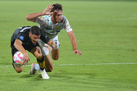 Pemain Dewa United Alexis Messidoro berebut bola dengan pemain Persib Bandung Mateo Kocijan pada pertandingan Liga 1 di Stadion Kapten I Wayan Dipta Gianyar, Bali, Senin (19/8/2024). Foto: Fikri Yusuf/ANTARA FOTO