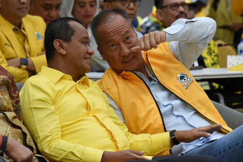 Menteri ESDM yang juga kader Partai Golkar Bahlil Lahadalia berbincang dengan Plt Ketum Partai Golkar Agus Gumiwang Kartasasmita saat mendaftarkan diri sebagai calon Ketua Umum Partai Golkar di Kantor DPP Partai Golkar, Jakarta, Senin (19/8/2024). Foto: Indrianto Eko Suwarso/ANTARA FOTO