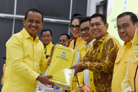 Menteri ESDM yang juga kader Partai Golkar Bahlil Lahadalia (kiri) menunjukkan berkas pendaftaran sebagai calon Ketua Umum Partai Golkar di Kantor DPP Partai Golkar, Jakarta, Senin (19/8/2024). Foto: Indrianto Eko Suwarso/ANTARA FOTO