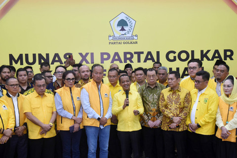 Menteri ESDM yang juga kader Partai Golkar Bahlil Lahadalia (tengah) dan jajaran pengurus partai seusai mendaftarkan diri sebagai calon Ketua Umum Partai Golkar di Kantor DPP Partai Golkar, Jakarta, Senin (19/8/2024). Foto: Indrianto Eko Suwarso/ANTARA FOTO