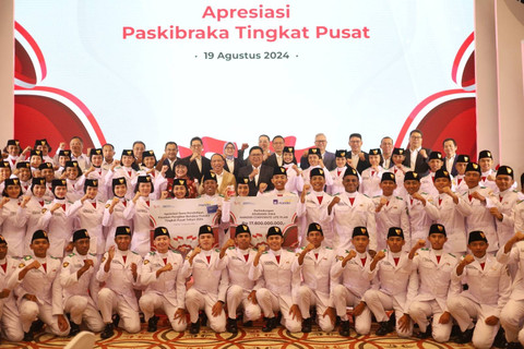 Direktur Utama Bank Mandiri Darmawan Junaidi (tengah) foto bersama Paskibraka Pusat 2024 dalam acara pemberian apresiasi di Plaza Mandiri, Jakarta, Senin (19/8/2024). Foto: Iqbal Firdaus/kumparan