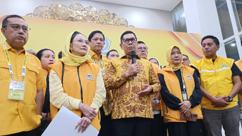 Ketua Steering Committee Rapimnas dan Munas Golkar, Adies Kadir saat umumkan Bahlil Lahadalia jadi Caketum tunggal di DPP Partai Golkar, Slipi, Jakarta Barat, Senin (19/8/2024). Foto: Fadlan Nuril Fahmi/kumparan