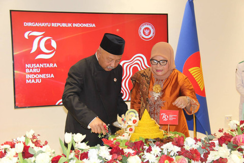 Dubes Husin Bagis memotong tumpeng dalam perayaan HUT RI di KBRI Abu Dhabi. Dok. Istimewa