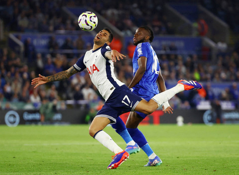 Pemain Tottenham Hotspur Critstian Romero menghalau bola dari pemain Leicester City Stephy Mavididi pada laga Premier Inggris pekan pertama di King Power Stadion, Inggris, Senin (19/8/2024). Foto: Hannah McKay/REUTERS 