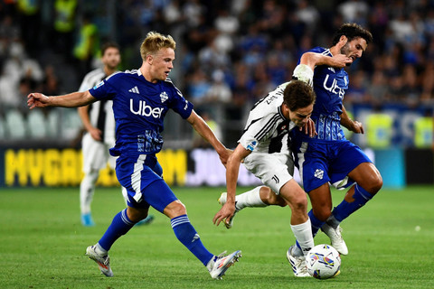 Pemain Juventus Kenan Yadiz mencoba melewati pemain Como FC Patrick Cutrone dan Matthias Braunoder pada pekan pertama Serie A di Allianz Stadium, Turin, Italia, Senin (19/8/2024). Foto: Massimo Pinca/REUTERS