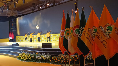 Sejumlah perwakilan kader Golkar berpose saat membuka Rapimnas Partai Golkar 2024 di Jakarta Covention Center, Senayan, Jakarta, Selasa (20/8/2024). Foto: Thomas Bosco/kumparan