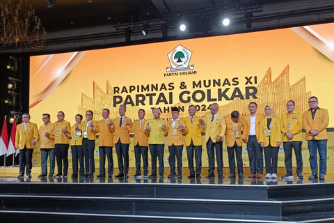 Sejumlah perwakilan kader Golkar berpose saat membuka Rapimnas Partai Golkar 2024 di Jakarta Covention Center, Senayan, Jakarta, Selasa (20/8/2024). Foto: Thomas Bosco/kumparan