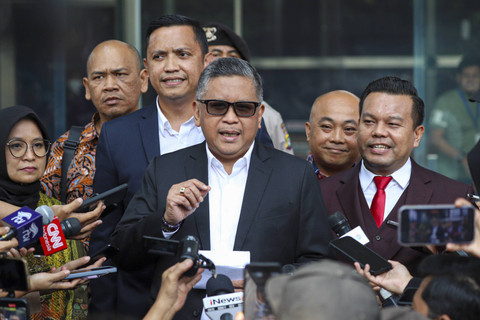 Sekjen PDIP Hasto Kristiyanto didampingi tim kuasa hukumnya berjalan usai memenuhi panggilan pemeriksaan di Gedung Merah Putih KPK, Jakarta, Selasa (20/8/2024).  Foto: Iqbal Firdaus/kumparan