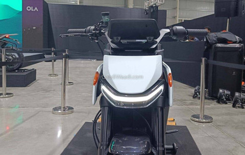 Motor listrik asal India, Ola Roadster yang diklaim bisa tempuh jarak 579 kilometer sekali cas. Foto: dok. Gaadiwaadi
