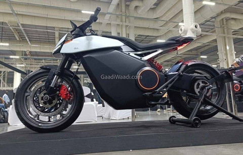 Motor listrik asal India, Ola Roadster yang diklaim bisa tempuh jarak 579 kilometer sekali cas. Foto: dok. Gaadiwaadi