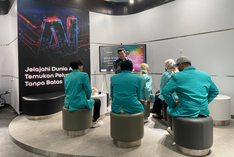 Meeting Class di Indosat AI Experience Center yang didukung oleh teknologi canggih AI, cloud computing, big data, 5G, dan IoT.  Foto: Habib Allbi Ferdian/kumparan
