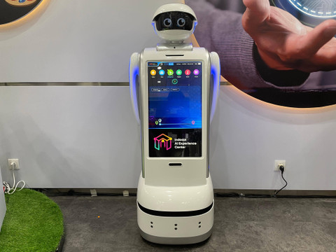 Robot pemandu di Indosat AI Experience Center.  Foto: Habib Allbi Ferdian/kumparan