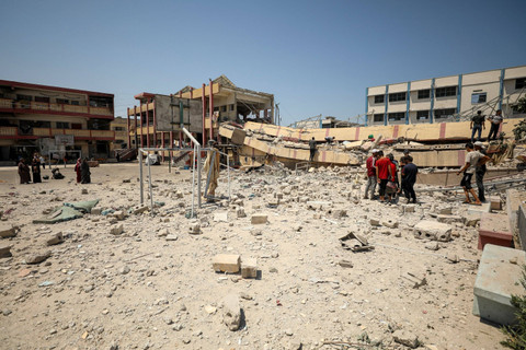 Warga Palestina memeriksa sekolah yang menampung pengungsi setelah terkena serangan udara Israel di Kota Gaza, Selasa (20/8/2024). Foto: Dawoud Abu Alkas/REUTERS