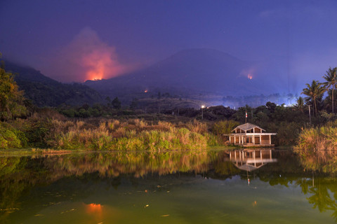 Lanskep hutan yang terbakar di Gunung Guntur terlihat dari Kawasan Cipanas, Kabupaten Garut, Jawa Barat, Selasa (20/8/2024). Foto: Raisan Al Farisi/ANTARA FOTO