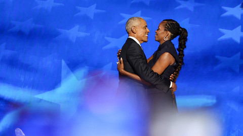 Mantan ibu negara AS Michelle Obama memeluk suaminya, mantan Presiden AS Barack Obama, di atas panggung sebelum pidatonya pada hari kedua Konvensi Nasional Partai Demokrat (DNC) di Chicago, Illinois, AS, 20 Agustus 2024. Foto: Alyssa Pointer/Reuters