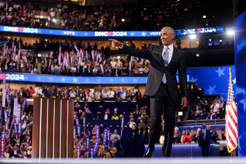 Mantan Presiden AS Barack Obama memberi isyarat saat ia berbicara pada hari kedua Konvensi Nasional Partai Demokrat (DNC) di Chicago, Illinois, AS, 20 Agustus 2024.  Foto: Alyssa Pointer/Reuters