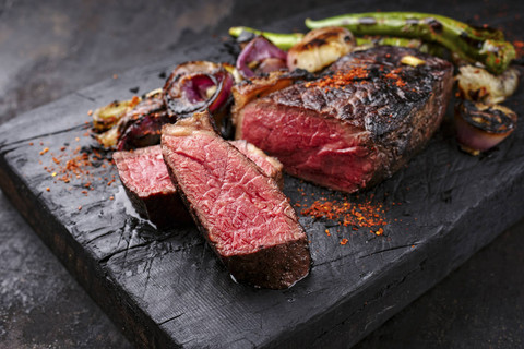 Ilustrasi daging dry aged untuk hidangan steak. Foto: hlphoto/Shutterstock
