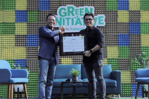 General Manager PLN UID Jakarta Raya Lasira memberikan sertifikat renewable energy certificate (REC) dari PLN kepada CEO kumparan Hugo Diba soft launching Green Initiative by kumparan di Taman Komunitas kumparan, Rabu (21/8/2024). Foto: Iqbal Firdaus/kumparan