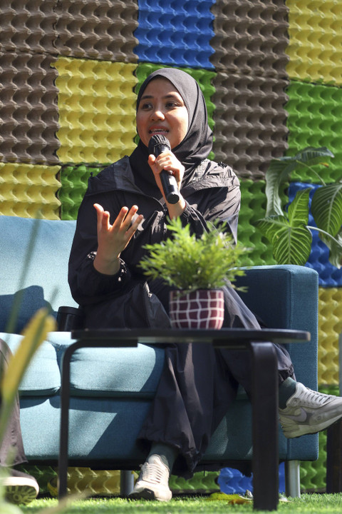 Sustainable Lifestyle Practitioner Astri Puji Lestari saat soft launching Green Initiative by kumparan pada acara Green Initiative Connect yang disponsori oleh PLN di Taman Komunitas kumparan, Rabu (21/8/2024). Foto: Iqbal Firdaus/kumparan
