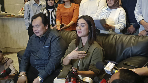 Tengku Dewi Putri bicara soal pencabutan laporan di Rasuna Said, Jakarta Selatan, Rabu (21/8/2024). Foto: Giovanni/kumparan