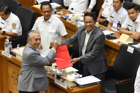 Menkumham Supratman Andi Agtas menerima berkas pandangan mini Fraksi PDIP dalam rapat pengambilan keputusan pembahasan RUU Pilkada di Kompleks Parlemen, Senayan, Jakarta, Rabu (21/8/2024). Foto: Indrianto Eko Suwarso/ANTARA FOTO