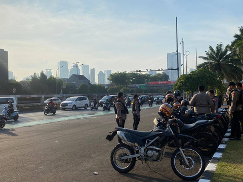Pengamanan di depan Gedung DPR RI pada pagi hari jelang demonstrasi RUU Pilkada. Foto: Abid Raihan/kumparan