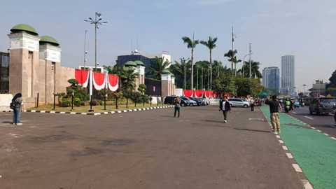 Situasi arus lalu lintas di depan Gedung DPR RI hingga pukul 09.00 WIB masih ramai lancar, Jakarta, Kamis (22/8/2024).  Foto: Fadlan Nuril Fahmi/kumparan