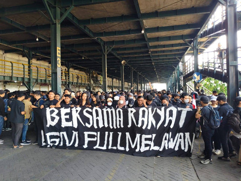 Sejumlah elemen masyarakat dan mahasiswa yang akan menggelar demo mulai berkumpul di Parkiran Abu Bakar Ali, Kota Yogyakarta, Kamis (22/8). Foto: Alfiansyah Panji/kumparan