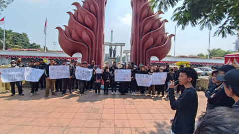 Sejumlah pengunjuk rasa kompak berbaju hitam menggelar aksi di depan Tugu Pahlawan, Surabaya, Kamis (22/8/2024). Foto: Farusma Okta Verdian/kumparan