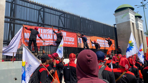 Massa aksi demo dari Partai Buruh sudah mulai padati kawasan gedung MPR/DPR RI.  Foto: Abid Raihan/kumparan