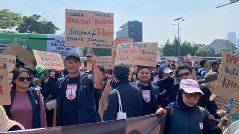 Massa aksi demo dari Partai Buruh sudah mulai padati kawasan gedung MPR/DPR RI.  Foto: Abid Raihan/kumparan