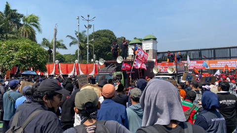 Pengunjuk rasa berorasi di atas mobil komando saat aksi di depan kompleks Parlemen, Senayan, Jakarta, Kamis (22/8/2024). Foto: Abid Raihan/kumparan