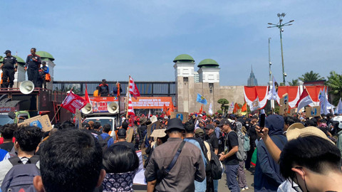 Pengunjuk rasa berorasi di atas mobil komando saat aksi di depan kompleks Parlemen, Senayan, Jakarta, Kamis (22/8/2024). Foto: Abid Raihan/kumparan