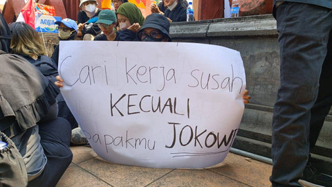 Sejumlah pengunjuk rasa kompak berbaju hitam menggelar aksi di depan Tugu Pahlawan, Surabaya, Kamis (22/8/2024). Foto: Farusma Okta Verdian/kumparan