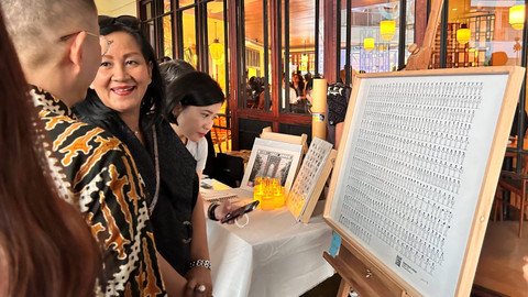 Jakarta Illustration and Creative Arts Fair (JICAF) bekerja sama dengan Senayan City mempersembahkan Iconic Creator Award 2024 kepada Wahyu Ichwandardi, atau yang lebih dikenal sebagai Pinot, mestro animator Indonesia.  Foto: Selfy Sandra Momongan/kumparan