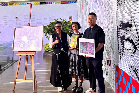 Jakarta Illustration and Creative Arts Fair (JICAF) bekerja sama dengan Senayan City mempersembahkan Iconic Creator Award 2024 kepada Wahyu Ichwandardi, atau yang lebih dikenal sebagai Pinot, mestro animator Indonesia.  Foto: Selfy Sandra Momongan/kumparan