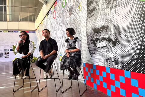Jakarta Illustration and Creative Arts Fair (JICAF) bekerja sama dengan Senayan City mempersembahkan Iconic Creator Award 2024 kepada Wahyu Ichwandardi, atau yang lebih dikenal sebagai Pinot, mestro animator Indonesia.  Foto: Selfy Sandra Momongan/kumparan